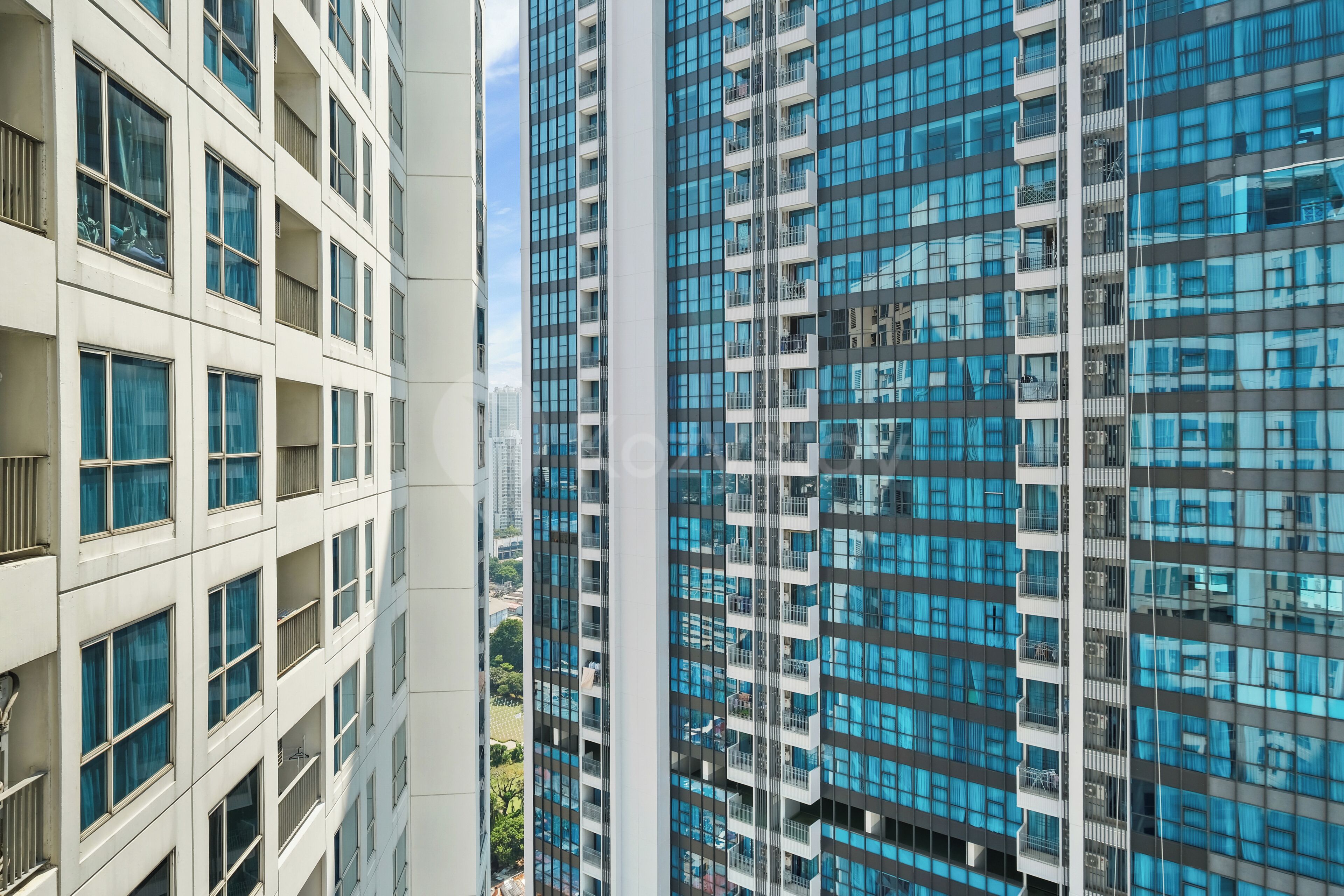 Un immeuble de grande hauteur, doté de nombreux étages, de grandes fenêtres et de balcons.