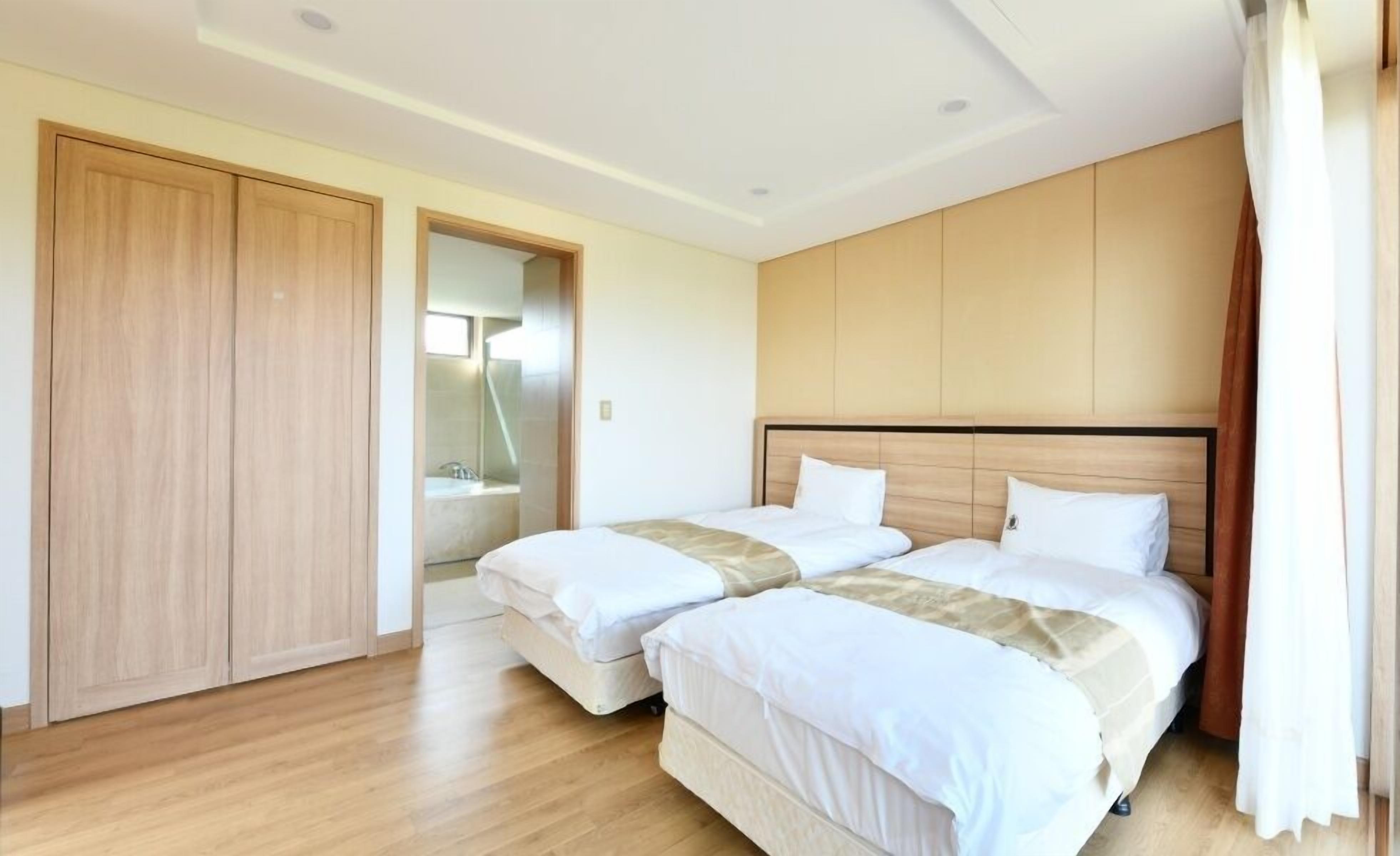 Free WiFi, individually decorated, individually furnished, bed sheets