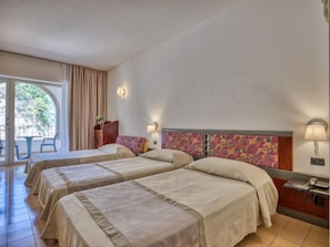A hotel room with two beds, a desk, a chair, and a view of the outdoors. - Olimpo & Le Terazze (Letojanni)