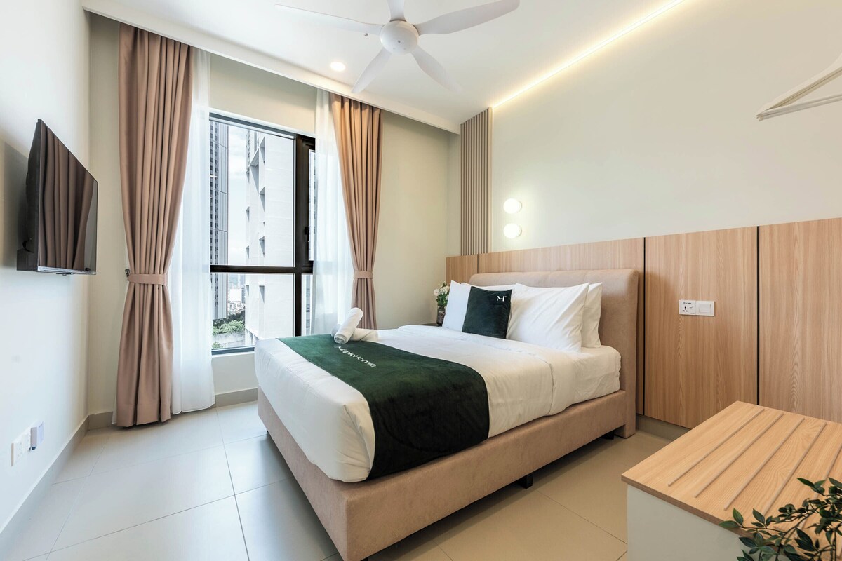 Deluxe Suite, 1 Queen Bed, Non Smoking | Blackout curtains, iron/ironing board, free WiFi