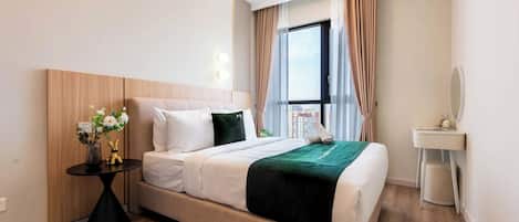 Habitación de hotel moderna con una cama, una mesita auxiliar, una planta pequeña y un ventanal con cortinas.