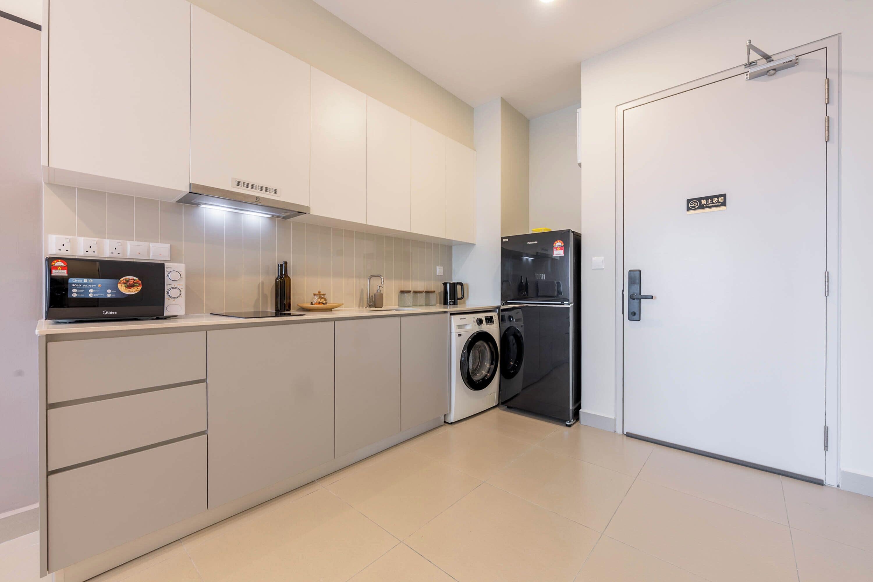 Suite Deluks, 2 kamar tidur, balkon | Dapur pribadi | Lemari es, microwave, kompor, dan peralatan masak/sendok-piring