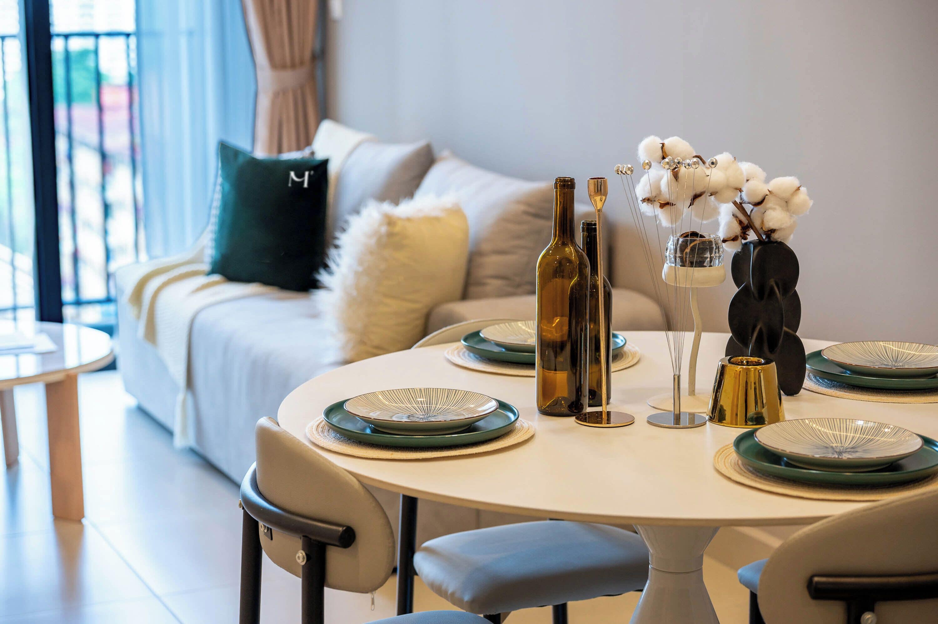 Deluxe Suite, 2 Bedrooms, Balcony | In-room dining
