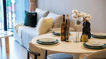 Deluxe Suite, 2 Bedrooms, Balcony | In-room dining