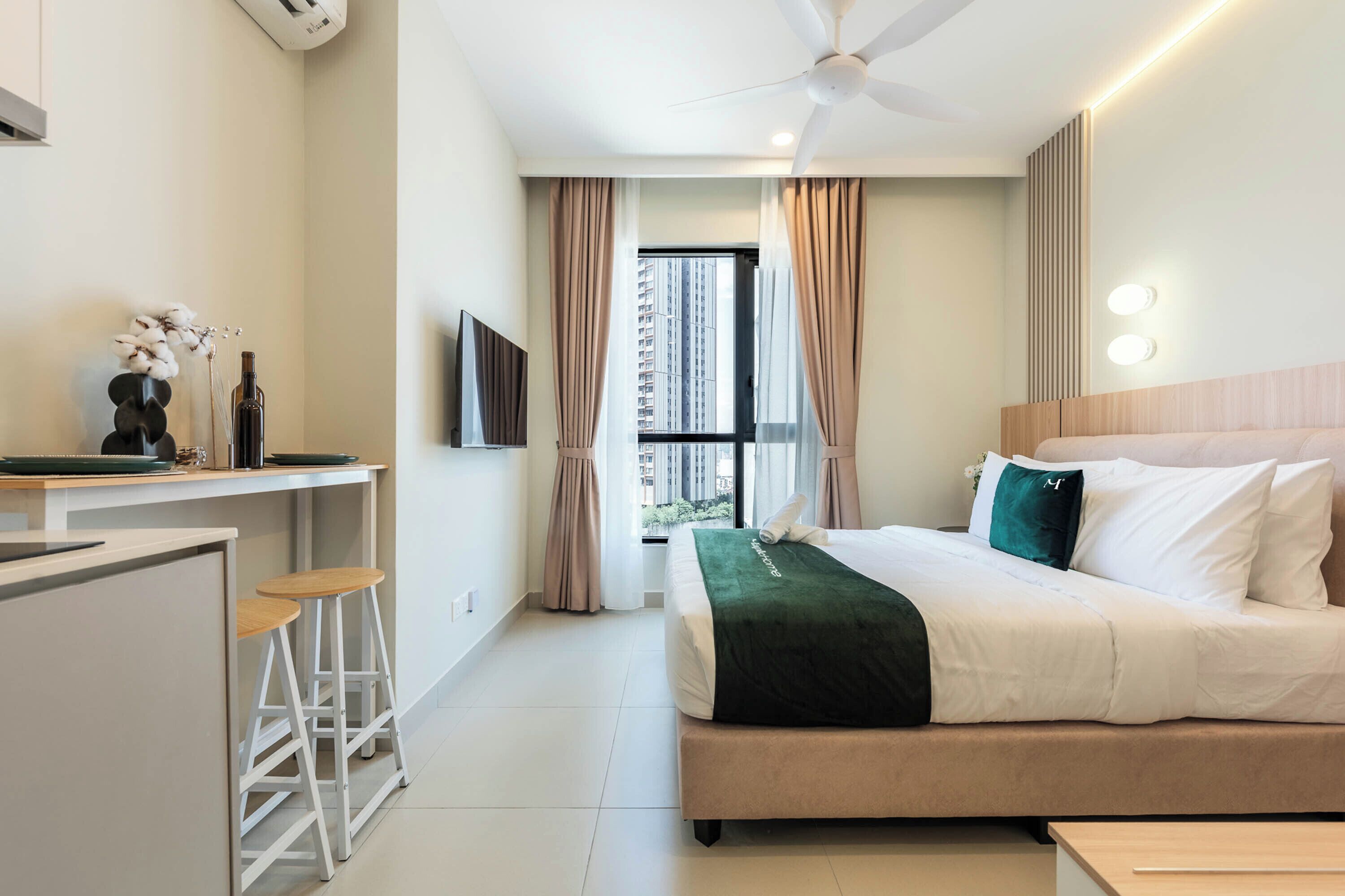Deluxe Suite, 1 Queen Bed, Non Smoking | Blackout drapes, iron/ironing board, WiFi (free)