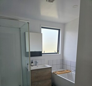 Bathroom - Hokianga Harbour look out to the sand dunes (Opononi)