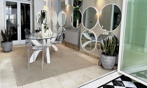 Dining - Designer 3BR Town House | Sleeps 7 |Rooftop Escape (London)