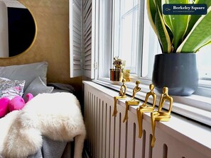 Room - Designer 3BR Town House | Sleeps 7 |Rooftop Escape (London)