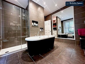 Bathroom - Designer 3BR Town House | Sleeps 7 |Rooftop Escape (London)