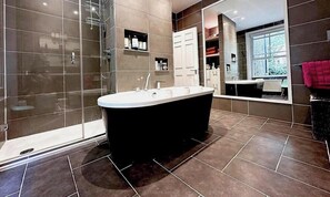 Bathroom - Designer 3BR Town House | Sleeps 7 |Rooftop Escape (London)