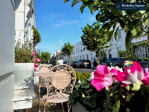 Outdoor dining - Designer 3BR Town House | Sleeps 7 |Rooftop Escape (London)