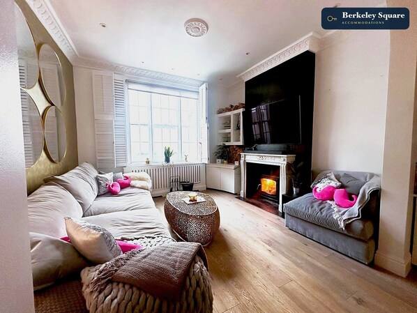 Living area - Designer 3BR Town House | Sleeps 7 |Rooftop Escape (London)