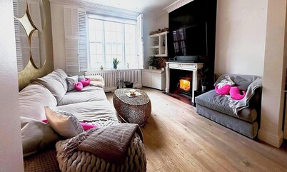 Designer 3BR Town House | Sleeps 7 |Rooftop Escape