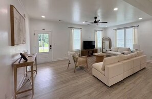 Living area - New & Spacious Home, perfect for work teams (Augusta)