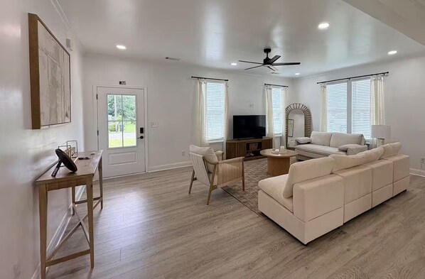 Unclassified image, 1 of 48, button - New & Spacious Home, perfect for work teams (Augusta)