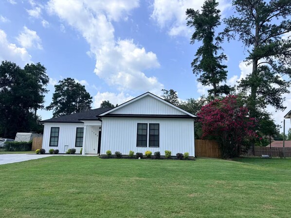 Exterior - New & Spacious Home, perfect for work teams (Augusta)