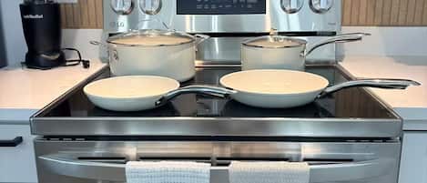 Een koffiezetapparaat/waterkoker, een koelkast, een magnetron, een oven