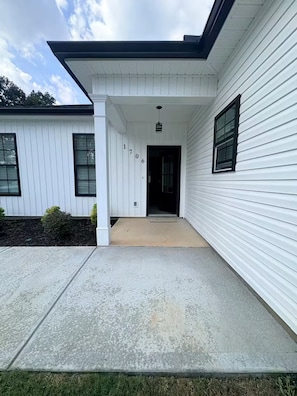 Unclassified image, 4 of 48, button - New & Spacious Home, perfect for work teams (Augusta)