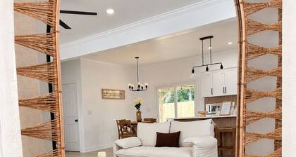 Pet Friendly, Cozy Fall Stay in Augusta Perfect for Families.