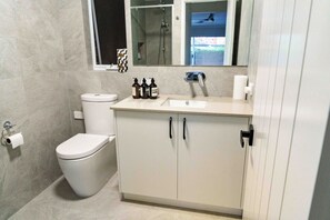 تجهيزات دش، مجففات شعر، مناشف، صابون