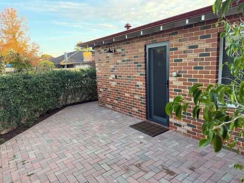 Near city 2br house, walk to IGA, pub, restaurants/cafe, bus to city and beaches