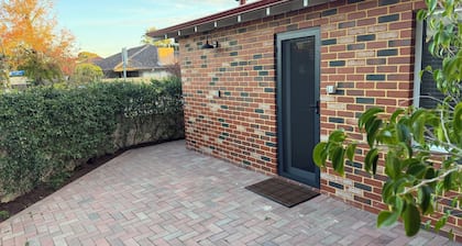 Near city 2br house, walk to IGA, pub, restaurants/cafe, bus to city and beaches
