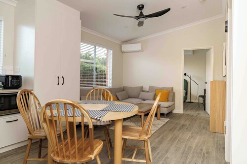Near city 2br house, walk to IGA, pub, restaurants/cafe, bus to city and beaches