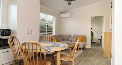 Near city 2br house, walk to IGA, pub, restaurants/cafe, bus to city and beaches
