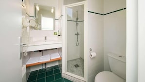 A bathroom with a shower, toilet, sink, and mirror. - Hostellerie Du Clos Pite (Prechacq-les-Bains)