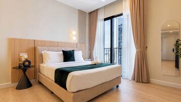 Une chambre d’hôtel moderne avec un grand lit, une table de chevet, un miroir et une vue sur la ville par la fenêtre.