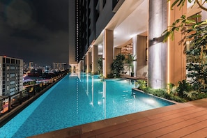 A rooftop infinity pool with a city view, surrounded by modern architecture and plants. - Skyline Premier Suites Kuala Lumpur (Kuala Lumpur)