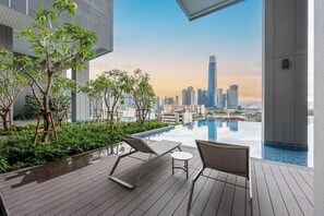 Hồ bơi ngoài trời