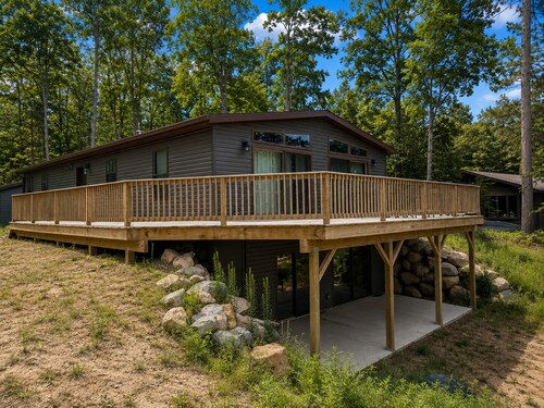 Northwoods Lakefront Retreat! Swim, Fish, Relax