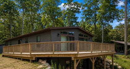 Northwoods Lakefront Retreat! Swim, Fish, Relax