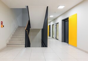 Ein modernes Interieur mit Treppe, Flur und Türen.