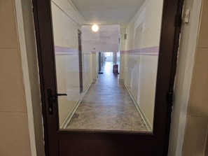 A hallway with a sign indicating a smoking area.