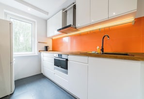 Frigorífico, microondas, horno y placa de cocina
