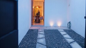Un intérieur moderne comprenant un coin repas, un escalier et une vue sur le jardin.