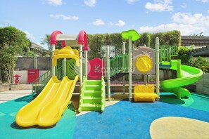 Ein Spielplatz mit Rutschen und Klettergerüsten.