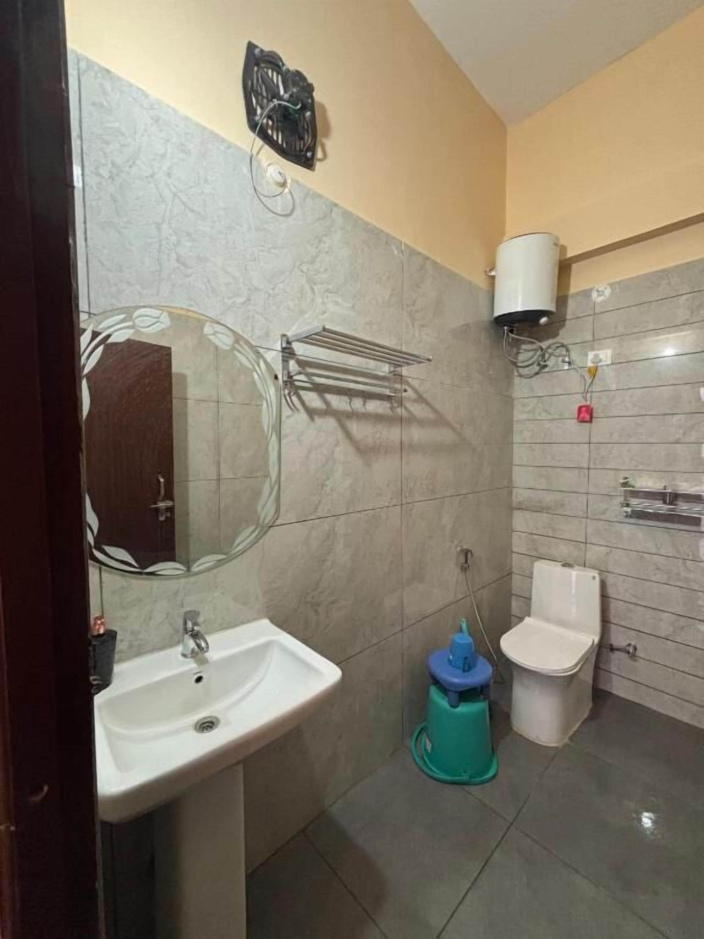 Ducha, pantuflas, toallas, papel higiénico