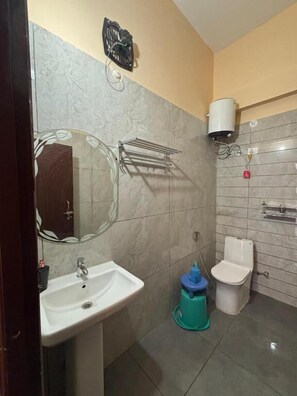 Deluxe Double Room, Balcony, Mountain View | Bathroom | Shower, slippers, towels, toilet paper - DHANA HOMESTAY MUNSYARI (Munsyari)