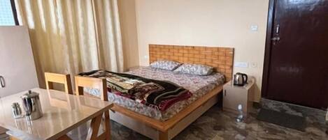 Deluxe-Doppelzimmer, Balkon, Bergblick | Betten mit Memory-Foam-Matratzen, Schreibtisch