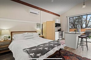 Iron/ironing board, WiFi, bed sheets - Beautiful Tiny home Near The Lake (Canandaigua)