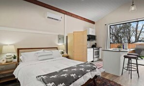 Een strijkplank/strijkijzer, wifi, beddengoed