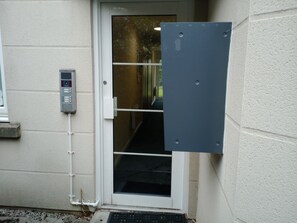 Puerta con teclado de seguridad y panel metálico, posiblemente para control de acceso.