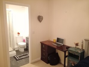 Room - Prescott M4 Porthcawl beach (North Cornelly)