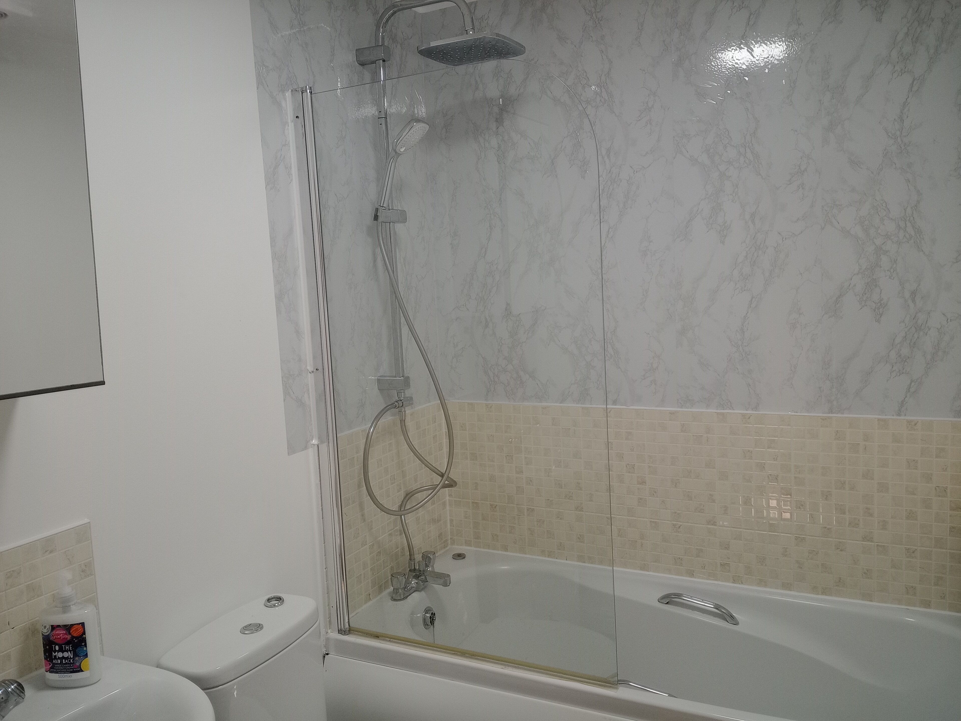 Un baño con bañera, ducha y retrete.