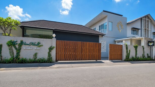 Un edificio moderno con un letrero que dice 'The Divine Hall Studio Bali'.