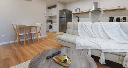 Mt View Newly Built Home w/ Queen Bed - 5km CBD
