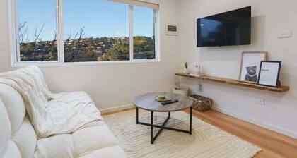Mt View Newly Built Home w/ Queen Bed - 5km CBD